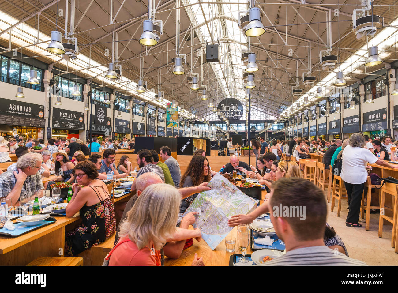 Time out mercato di Lisbona, vista dei turisti seduti nella famosa sala del cibo Time out Market, conosciuta anche come il Mercado da Ribeira, Lisbona Portogallo. Foto Stock