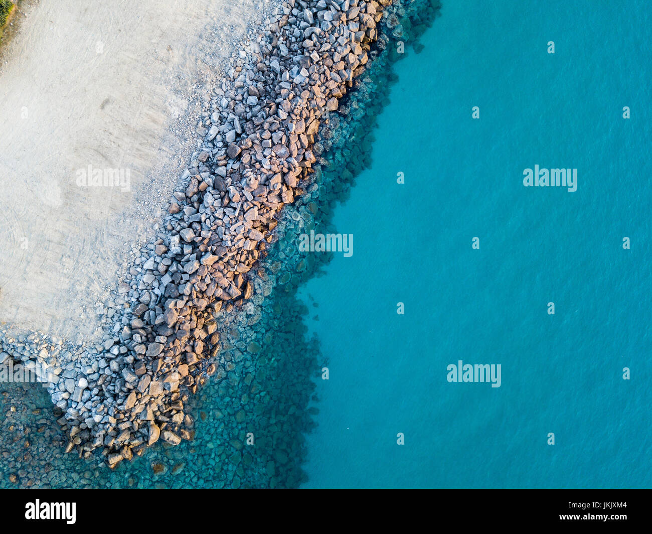 Vista aerea di rocce sul mare. Panoramica del fondale marino visto dal di sopra, di acqua trasparente Foto Stock