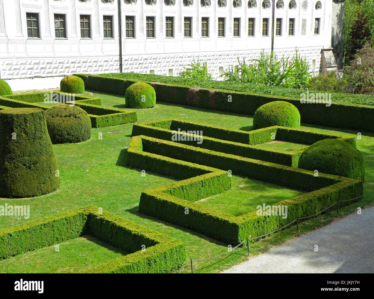 Bellissimo giardino inglese del castello di Ambras, Innsbruck, in Tirolo, Austria Foto Stock