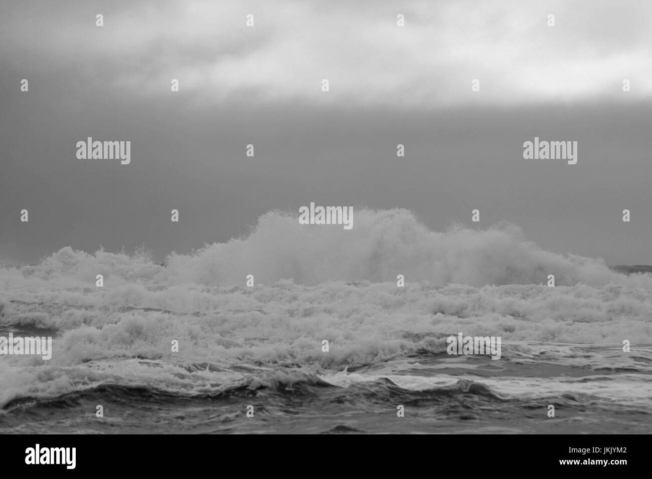 Le onde che si infrangono su un tempestoso pomeriggio Foto Stock