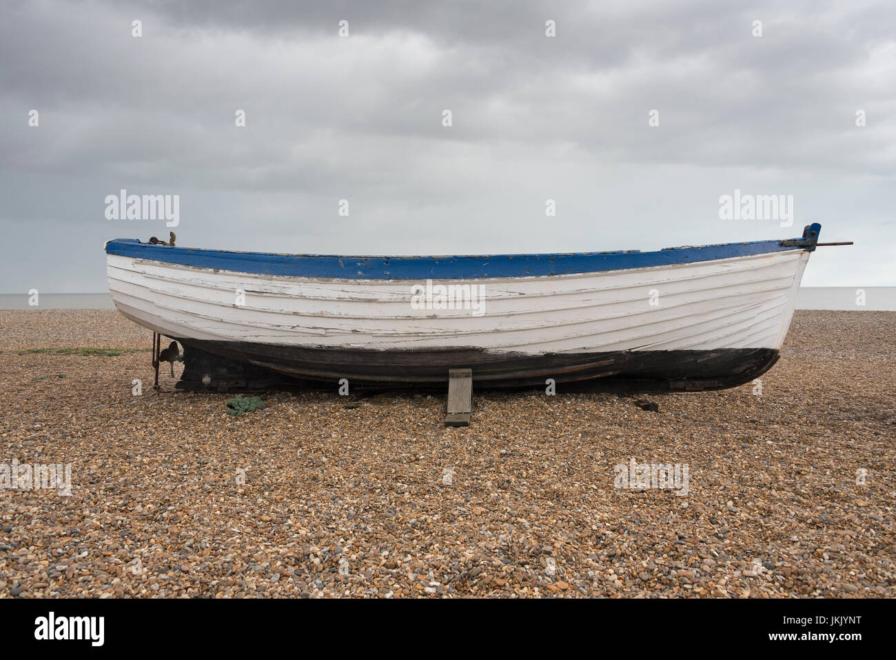 Piccola barca di legno ormeggiata su una spiaggia. Foto Stock