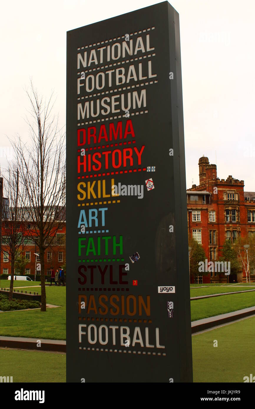 Museo Nazionale del Calcio segno al di fuori della sede a Manchester in Inghilterra Foto Stock