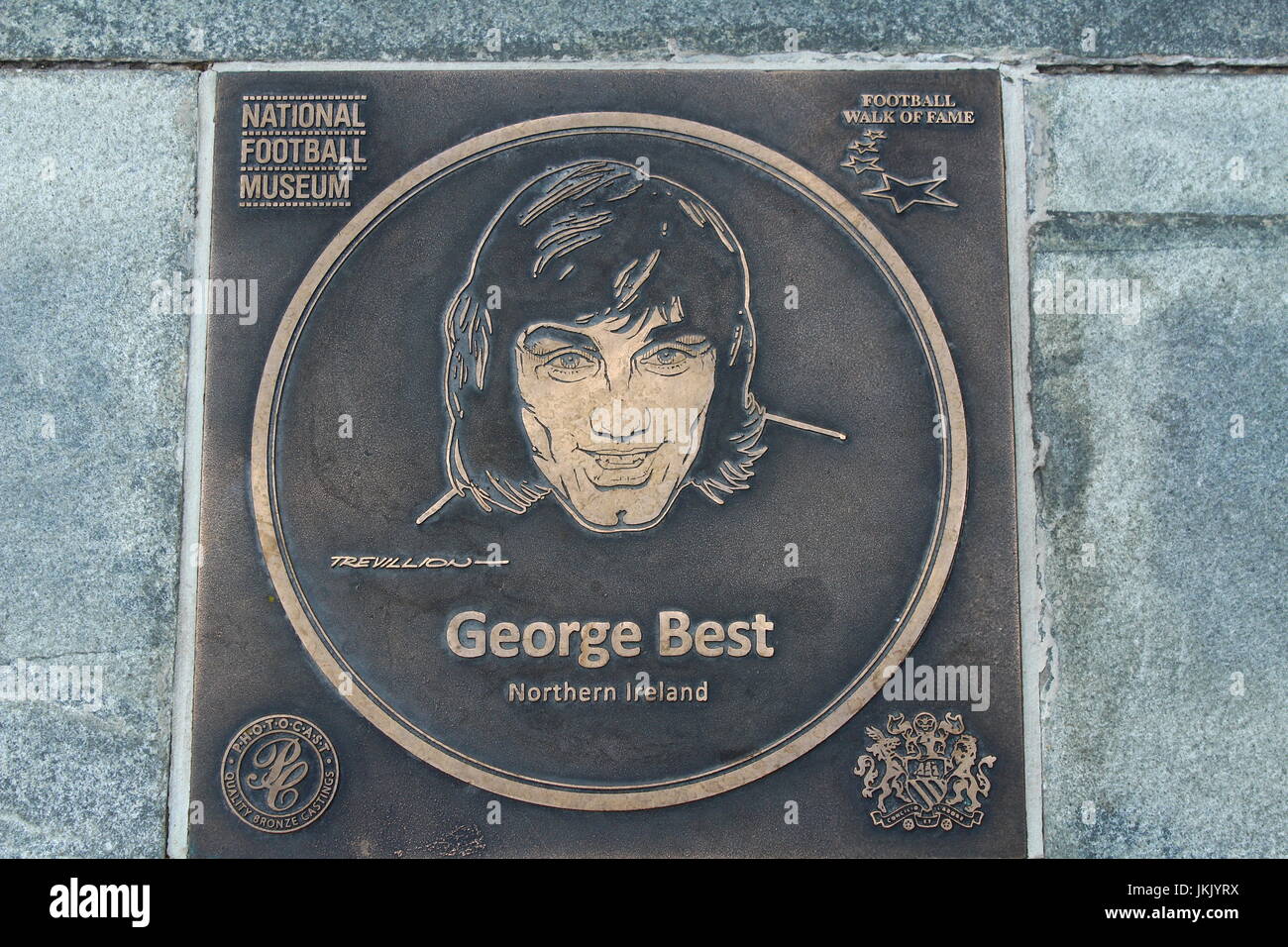 George Best targa di bronzo sul calcio Walk of Fame presso il Museo Nazionale del Calcio, Manchester, Inghilterra Foto Stock