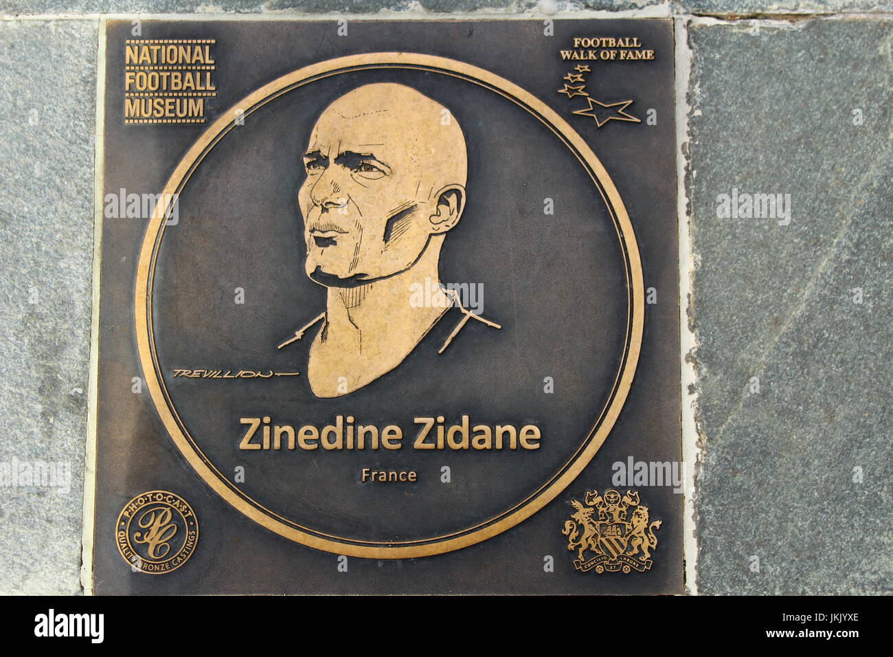 Zinedine Zidane targa di bronzo sul calcio Walk of Fame al Museo Nazionale del Calcio, Manchester, Inghilterra Foto Stock