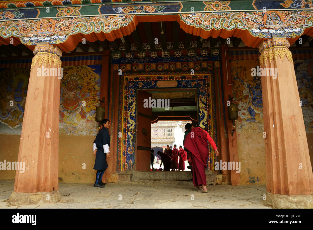 Monaci Bhddist entrando in monastero Gangtey sopra la valle Phobjikha, Bhutan Foto Stock