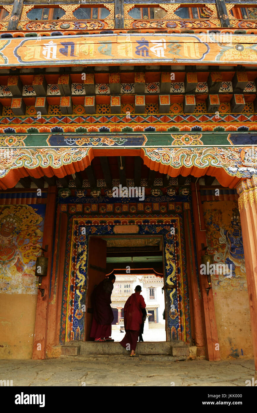Monaci Bhuddist entrando Gangtey Monatery sopra la valle Phobjikha, Bhutan Foto Stock