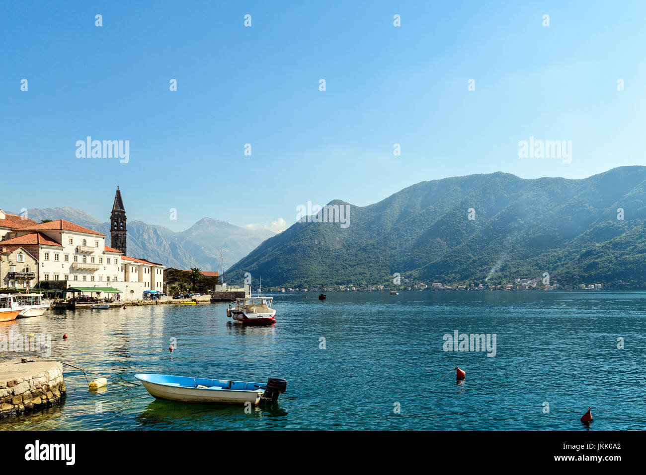 Bella giornata di sole in Perast, Montenegro, paesaggio mediterraneo, Kotor bay (Boka Kotorska), Montenegro, Europa vecchia città storica e resort. Foto Stock