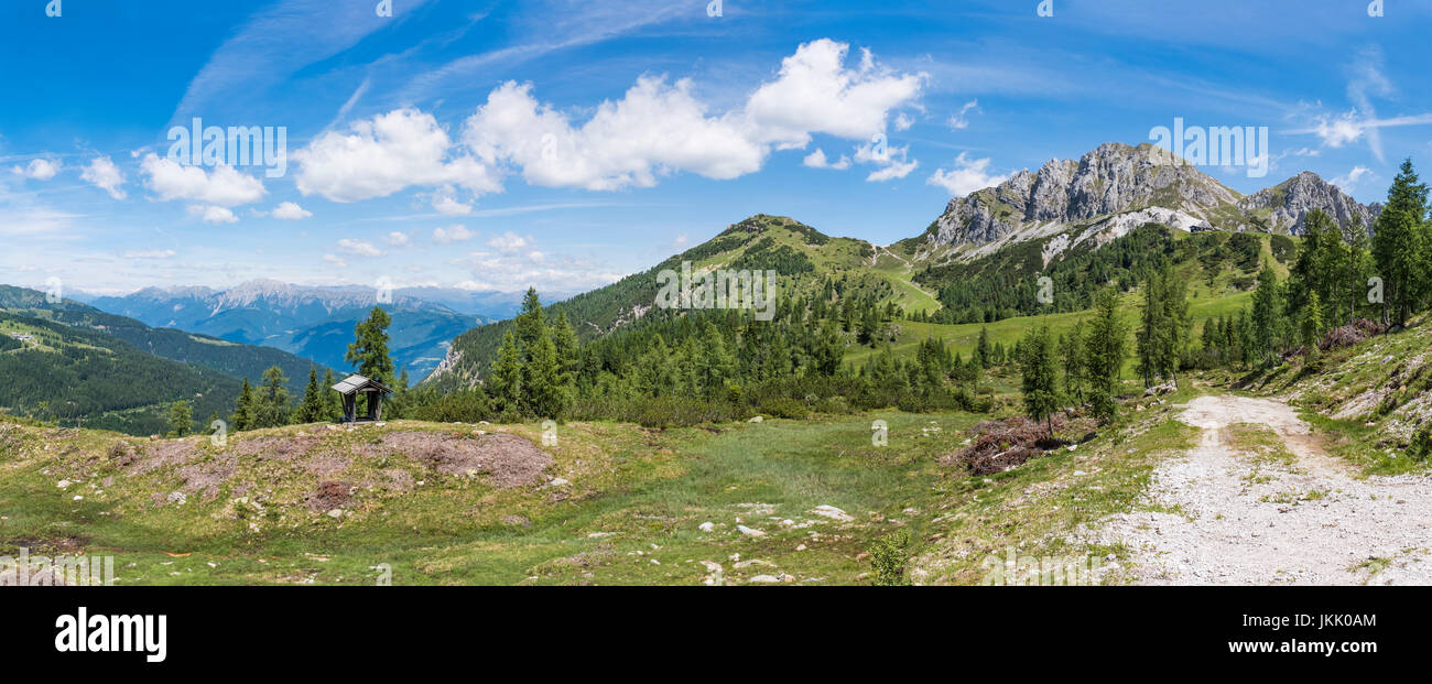 Nassfeld in le Alpi Carniche con la montagna Gartnerkofel e Alti Tauri con Grossglockner in background Foto Stock