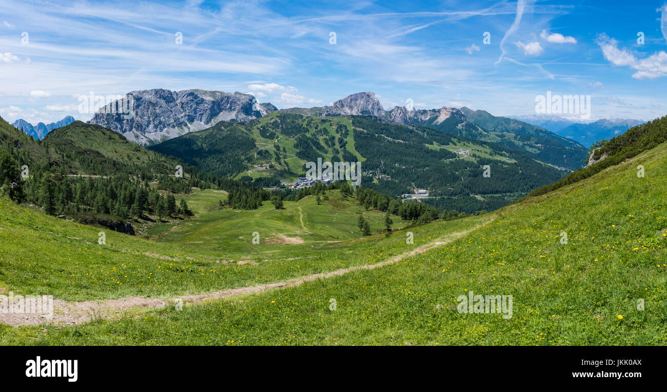 Nassfeld in le Alpi Carniche con la montagna e Rosskofel Trogkofel in estate in Austria, Europa Foto Stock