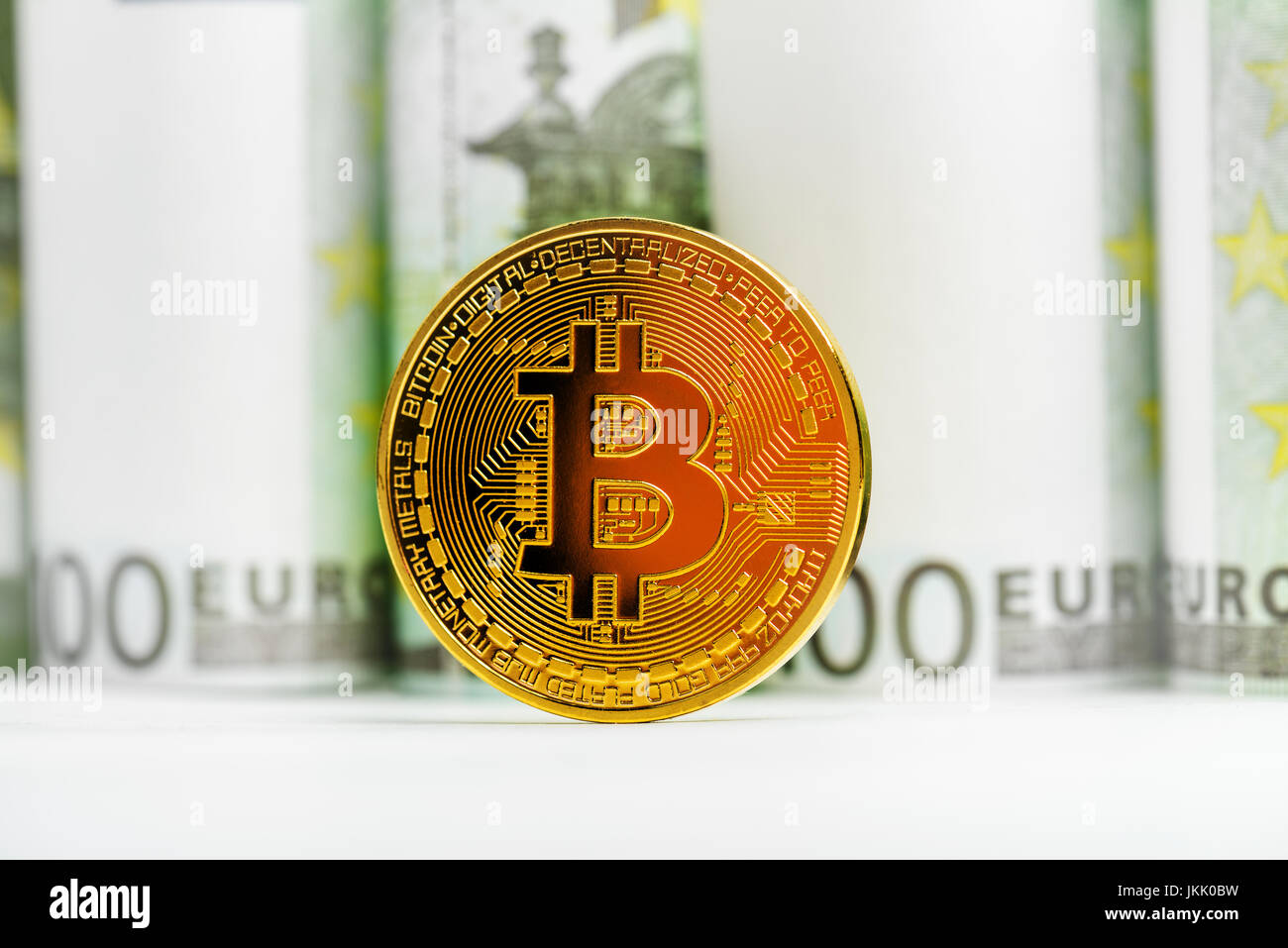 Golden Bitcoin sulle banconote in euro sullo sfondo di denaro Foto Stock