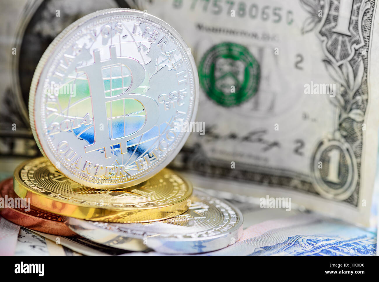 Bitcoin moneta oltre il dollaro e di valuta estera sullo sfondo Foto Stock