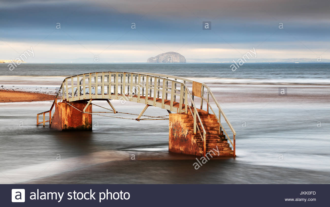 Il ponte a nulla dalla riva di Belhaven bay con il Bass rock in distanza, Dunbar, North Berwick. Foto Stock