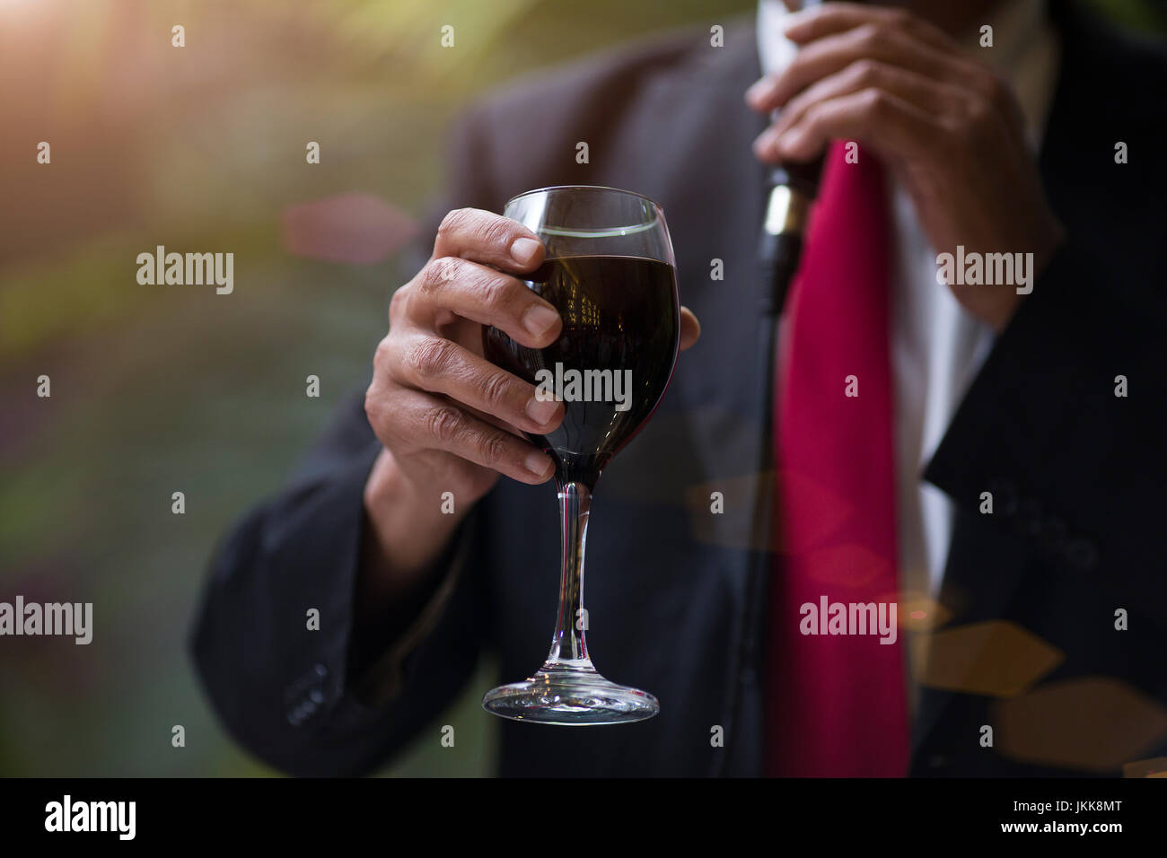 Scatti ravvicinati di uomo di mano in mano un bicchiere di vino Foto Stock