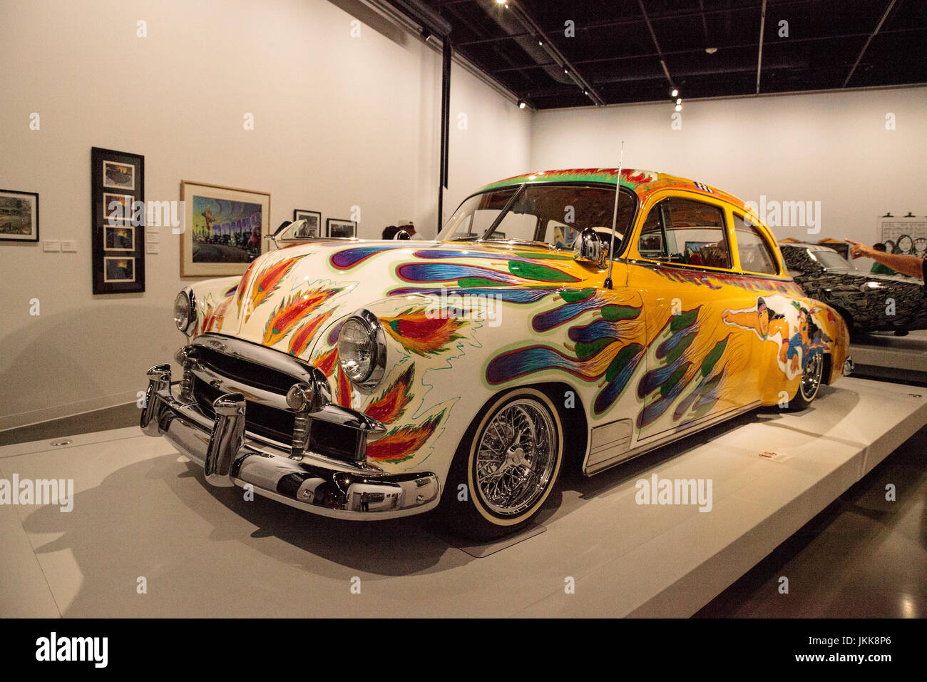 Los Angeles, CA, Stati Uniti d'America - Luglio 23, 2017: Colorful 1950 Chevrolet sedan lowrider chiamato la nostra famiglia auto da artista Gilbert Magu Luján visualizzato in Pietro Foto Stock