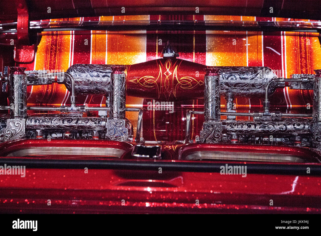 Los Angeles, CA, Stati Uniti d'America - Luglio 23, 2017: El Rey candy lowrider colorati 1963 Chevrolet Impala dall artista Albert de Alba visualizzato in Petersen Automotiv Foto Stock