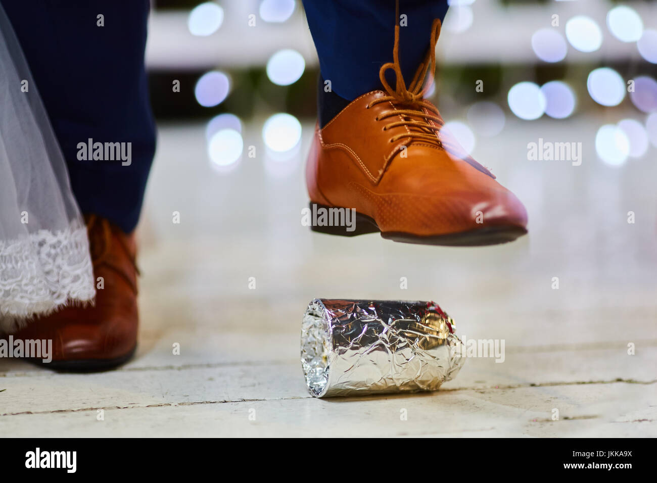 Lo sposo la rottura di un vetro a un matrimonio ebraico di stampaggio al calpestio che simboleggia la distruzione del tempio di Gerusalemme, vicino fino al piede destro Foto Stock