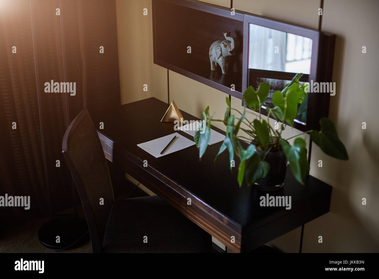 Office stuff con notepad, laptop e mouse notepad vista top shot. Foto Stock Office stuff con notepad, laptop e mouse notepad vista top shot. Foto Stock
