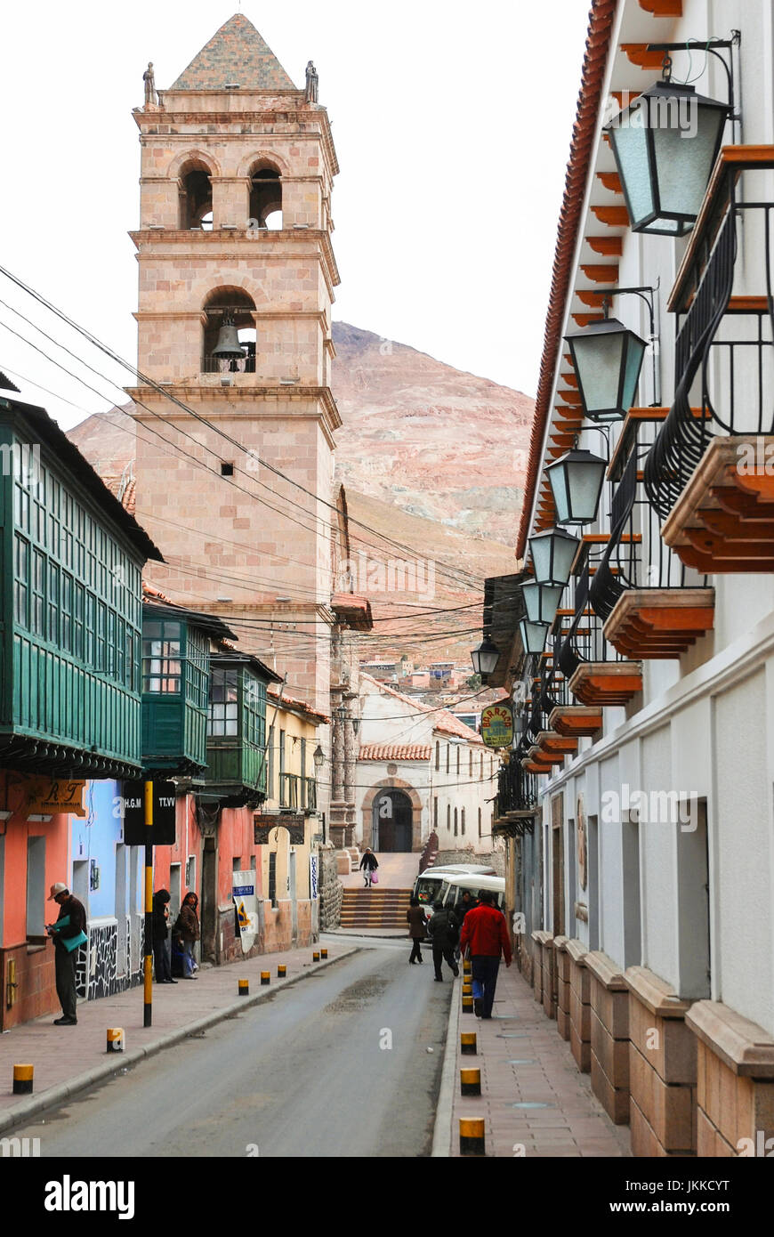 Scena di strada nella città di Potosí con Cerro Rico e la chiesa di San Francisco in background. UNESCO - Sito Patrimonio dell'umanità. Bolivia, Sud America Foto Stock