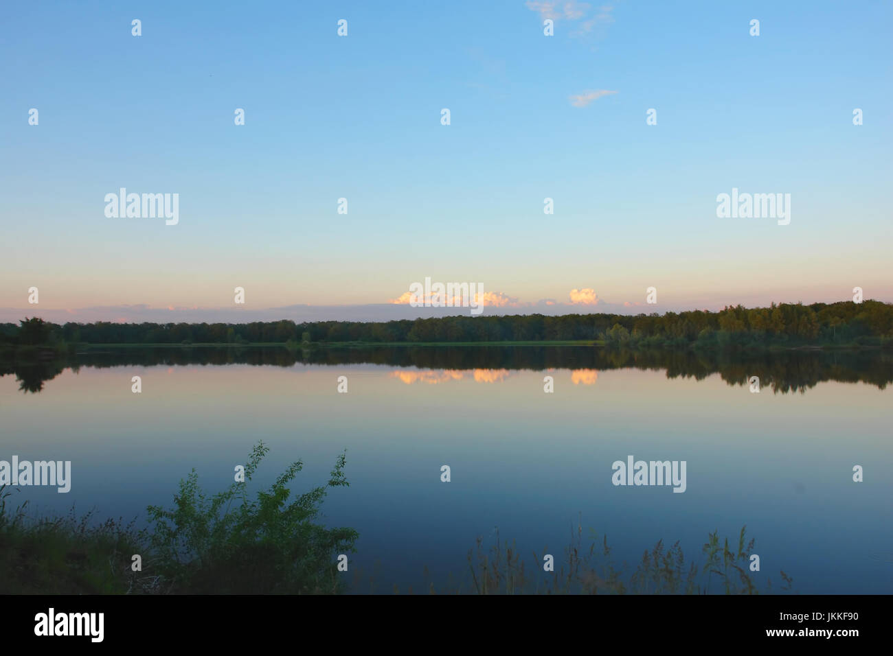 Bellissimo cielo sopra il lago Foto Stock