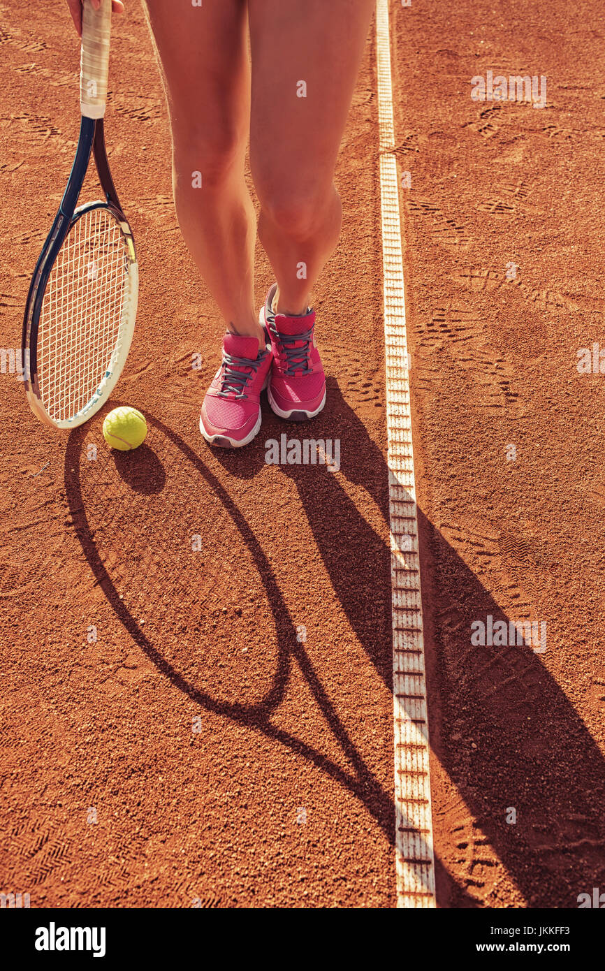 Gambe femmina con la racchetta da tennis Foto Stock