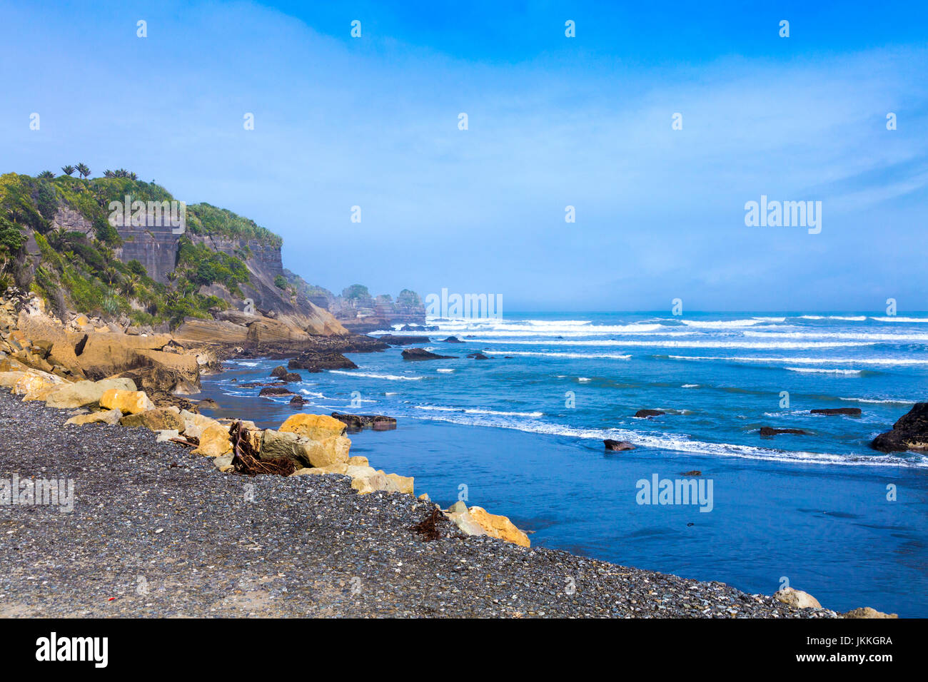 La costa, il mare, le rocce e le onde paesaggio panoramico di Punakaiki, West Coast, Nuova Zelanda Foto Stock