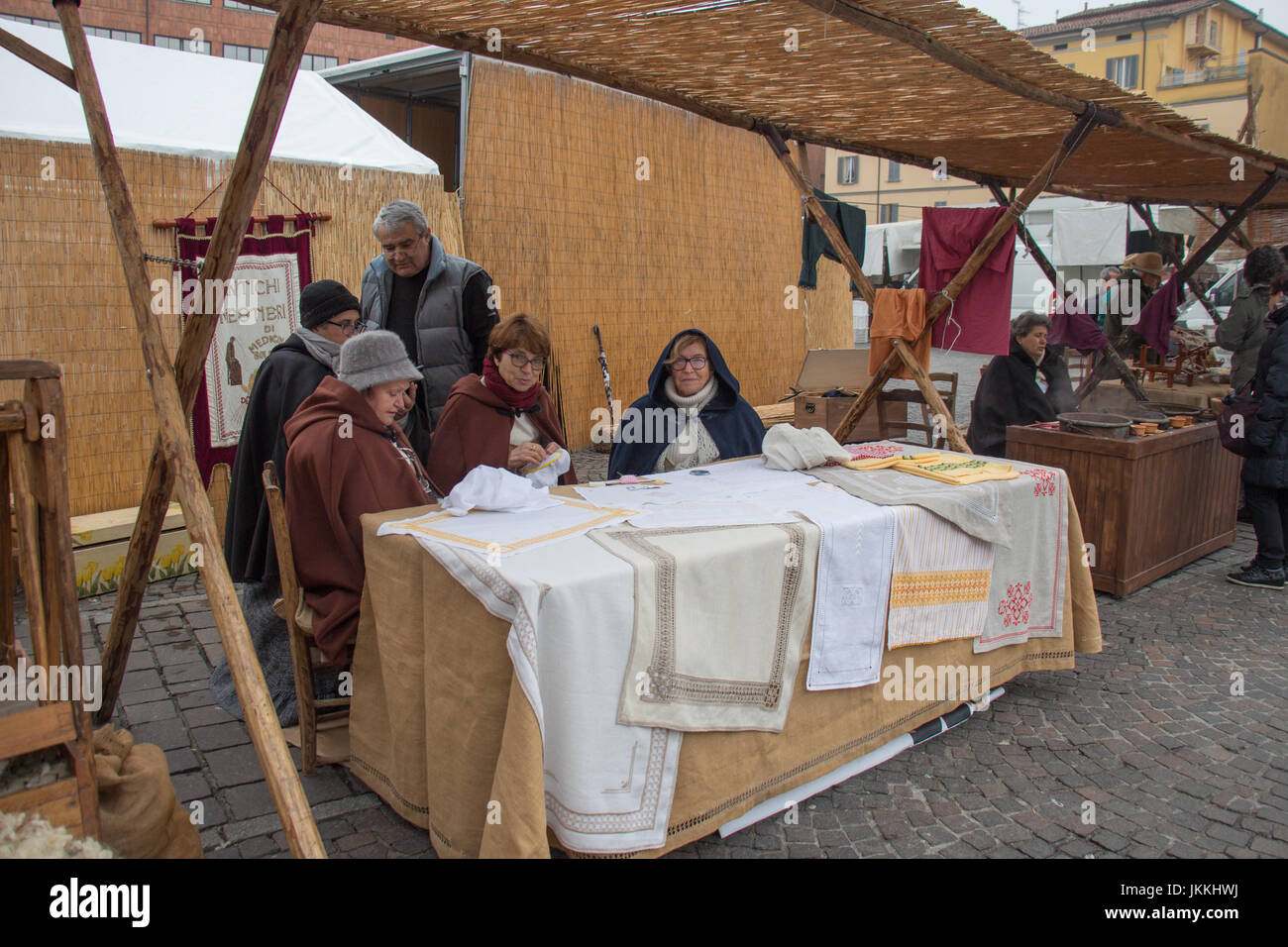Italia - Bologna, 20 Novembre 2016: tre needlewomen sul loro lavoro al tavolo di vendita prodotti di tessuto su Novembre 20 2016 a Bologna, Emilia Romagna Foto Stock