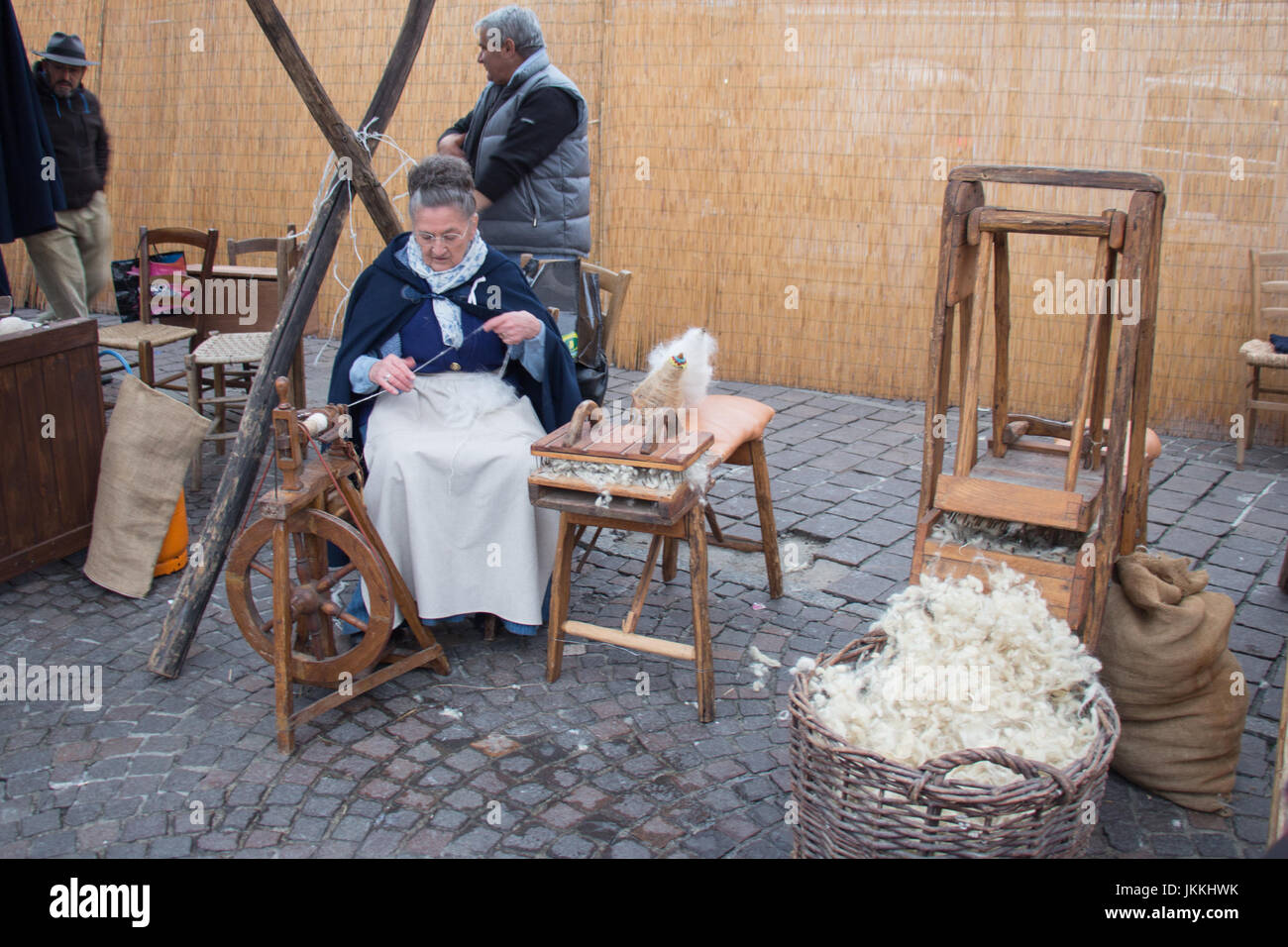 Italia - Bologna, 20 Novembre 2016: knitter donne sul loro lavoro sul mercato il 20 novembre 2016 a Bologna, Emilia Romagna , Italia. Foto Stock