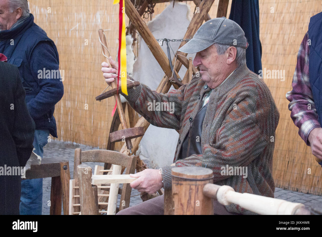Italia - Bologna, 20 Novembre 2016: artigiano al suo lavoro nel mercato di Bologna il 20 novembre 2016 a Bologna, Emilia Romagna , Italia. Foto Stock