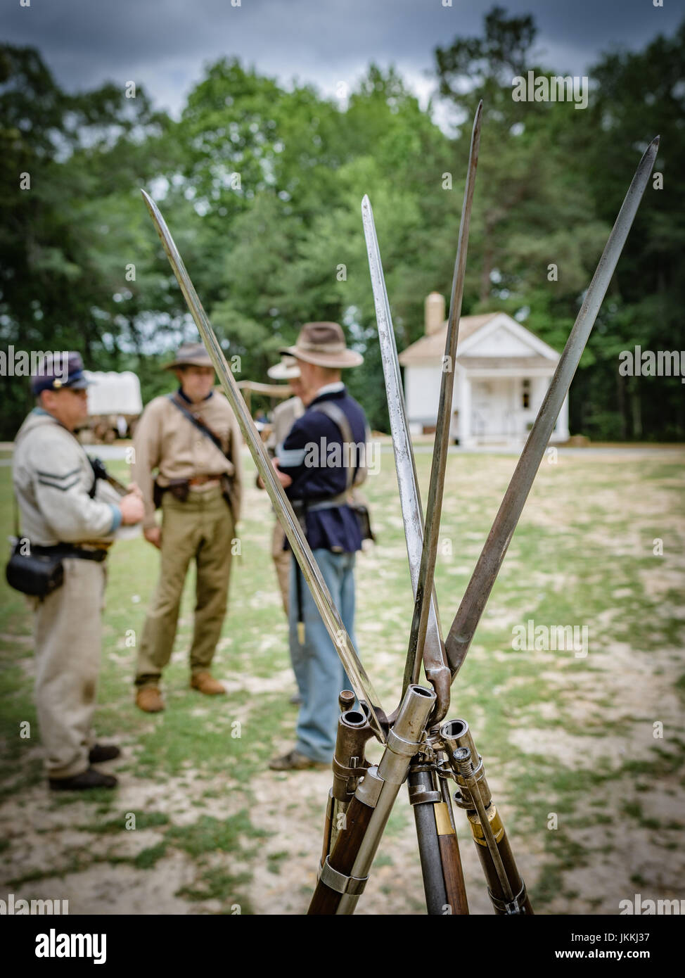 Tre Stati Uniti Guerra civile attori e Confederate Unione uniformi in piedi con i loro moschetti e baionette fisso in primo piano in Alabama USA Foto Stock
