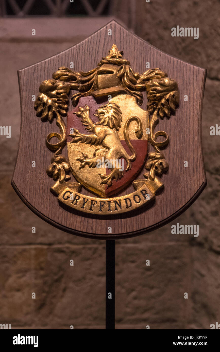 LEAVESDEN, Regno Unito - 19 giugno 2017: Il Grifondoro stemma sul set della sala grande a Hogwarts, alla realizzazione di Harry Potter studio tour presso il Foto Stock