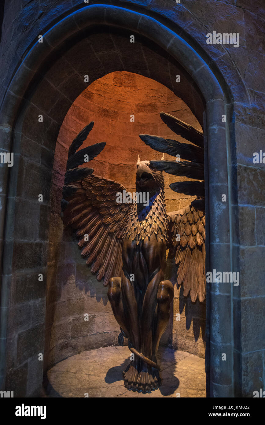 LEAVESDEN, Regno Unito - 19 giugno 2017: il set di studio dell'ingresso Dumbledores Ufficio, sul display alla realizzazione di Harry Potter Studio Tour presso la Guardia Foto Stock