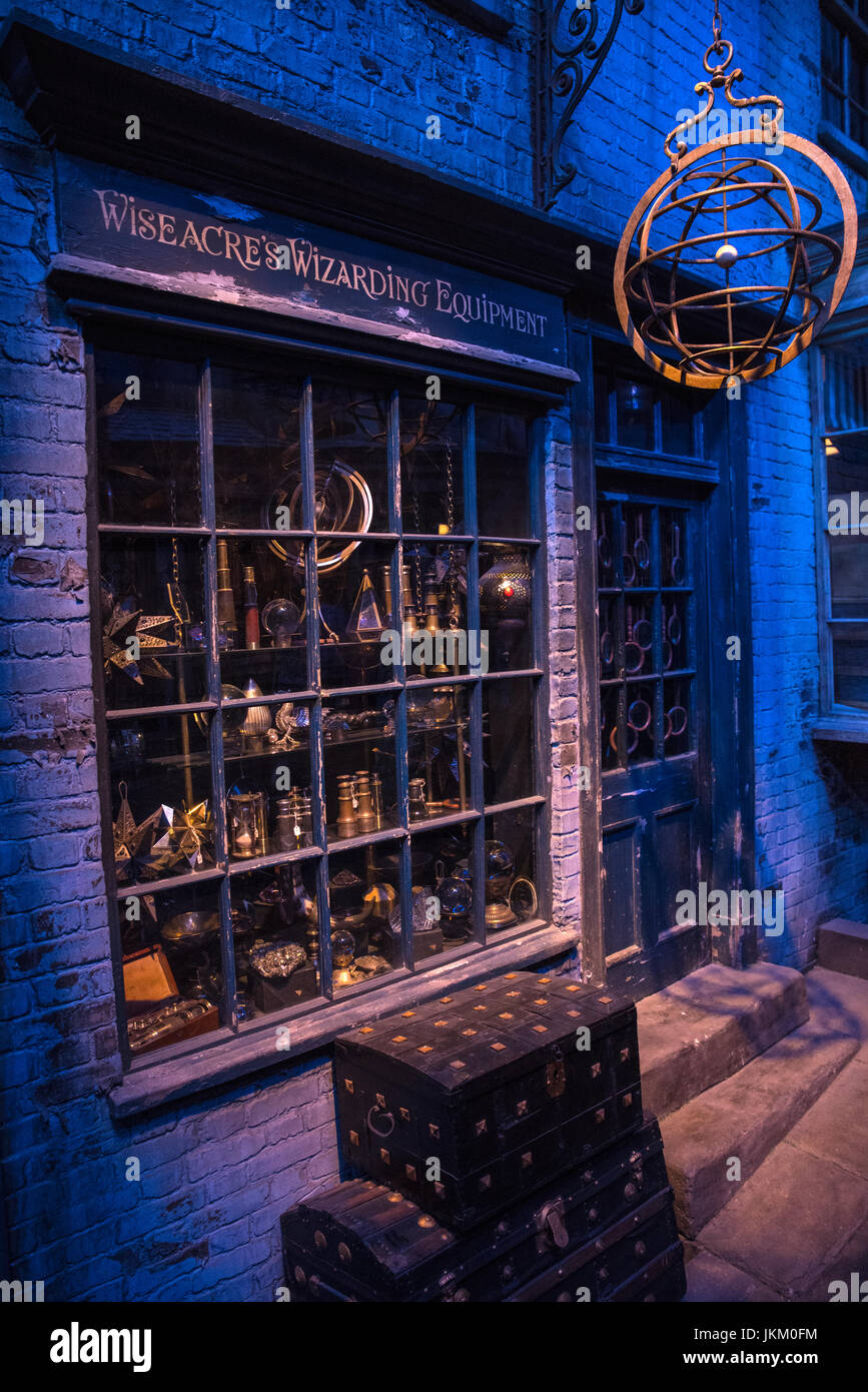 LEAVESDEN, Regno Unito - 19 giugno 2017: Il shopfront di Wizarding Wiseacres apparecchiature in Diagon Alley set del film, alla realizzazione di Harry Potter Studio tou Foto Stock