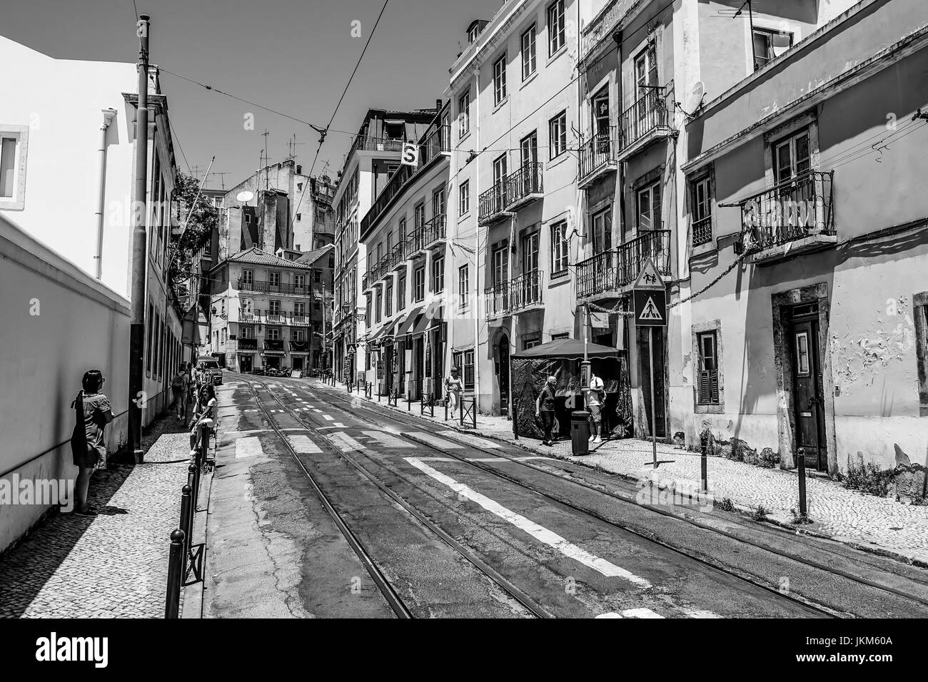 Strade strette nel quartiere storico di Lisbona Foto Stock