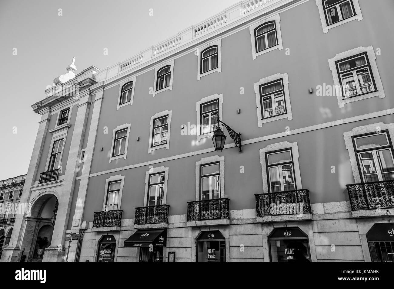 Il giallo edifici di Comercio Square a Lisbona - Lisbona 2017 Foto Stock Il giallo edifici di Comercio Square a Lisbona - Lisbona 2017 Foto Stock