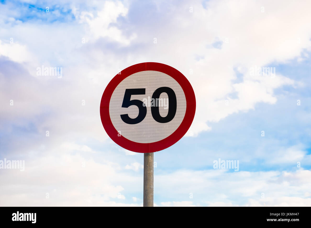 Cartello stradale limite di velocità 50, segnale di traffico nel cielo blu  sullo sfondo Foto stock - Alamy