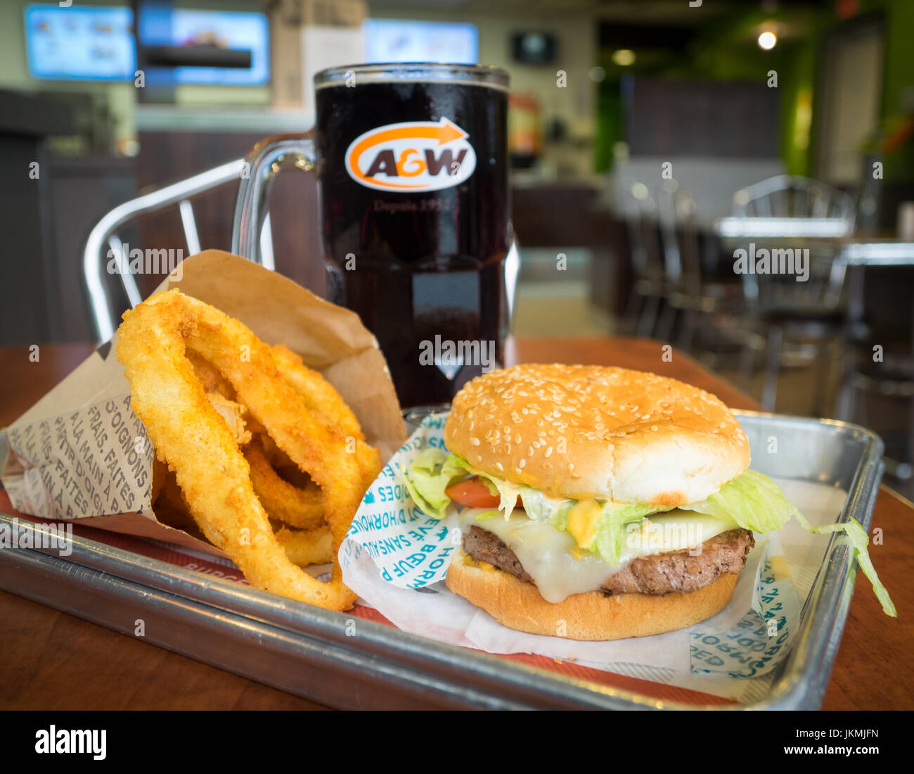 Una Mozza Burger, anelli di cipolla e la tazza di radice birra da un&W, un canadese un ristorante fast food. Foto Stock