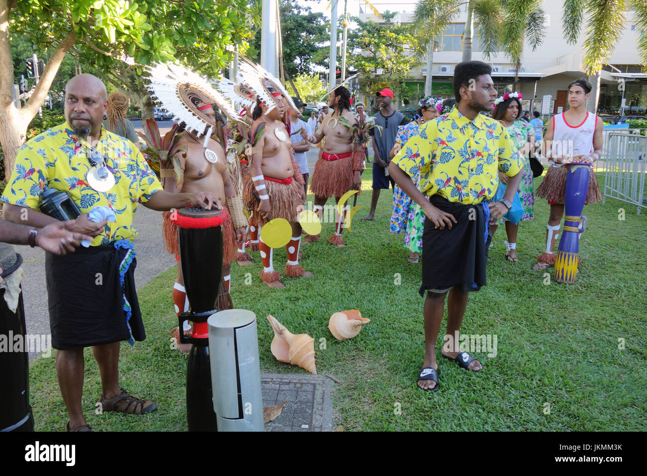 Indigeni ballerini e musicisti in attesa di eseguire a NAIDOC Week 2017, Fogarty Park, Cairns, Queensland, Australia. N. PR o MR Foto Stock