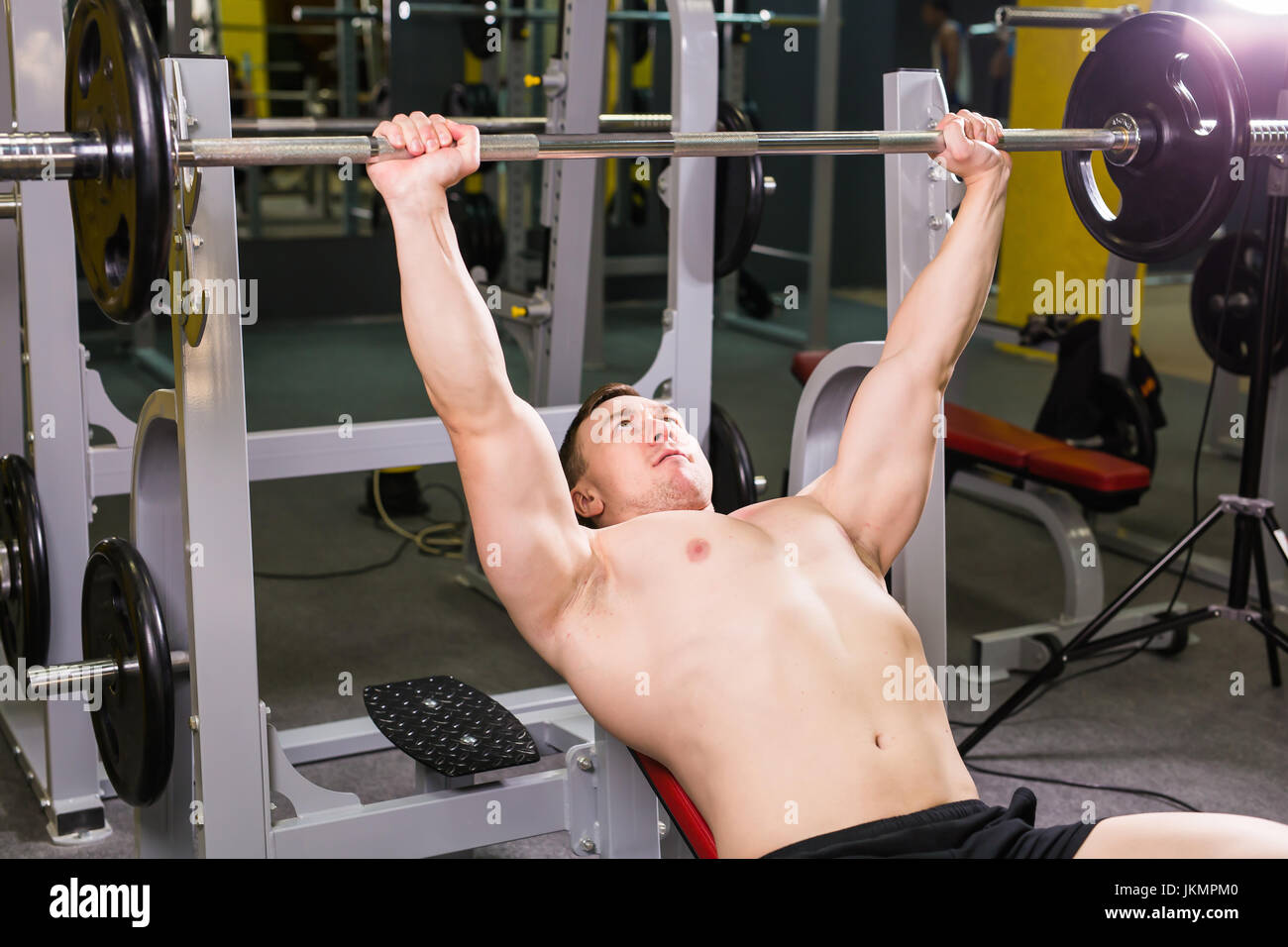 Muscoloso bodybuilder pressa da banco allenamento. Sport, bodybuilding, formazione e concetto di persone Foto Stock