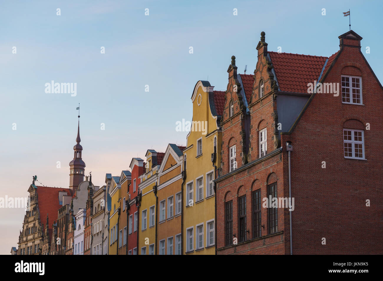 La bella architettura di Danzica città vecchia, Polonia. Gli edifici colorati facciata in una fila. Foto Stock