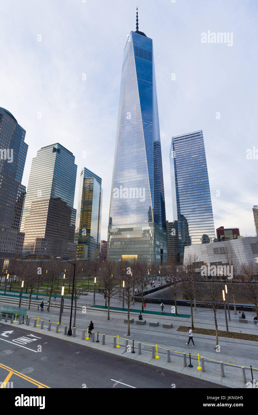 Liberty Park e One World Trade Center Centro con la gente a piedi attraverso il parco, New York Foto Stock