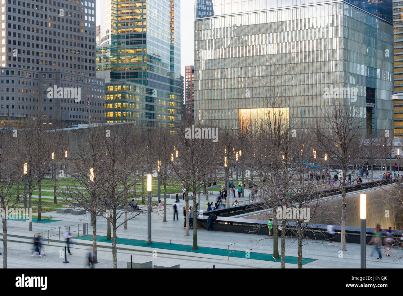 Liberty Park e il World Trade Centre Centre con la gente a piedi attraverso il parco, New York Foto Stock