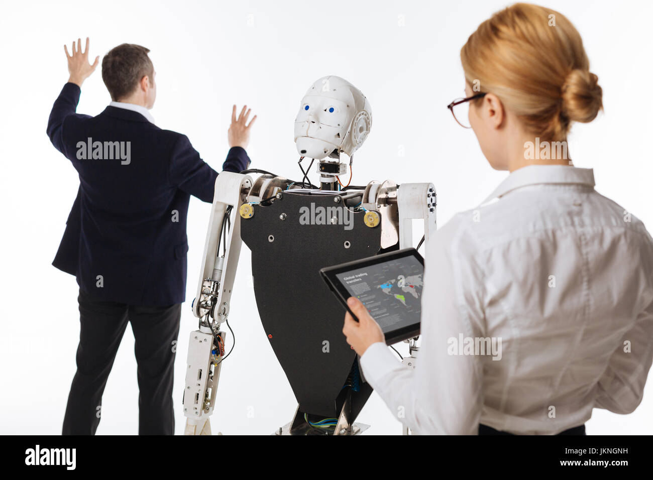 Due colleghi eccitato in esecuzione un esperimento Foto Stock