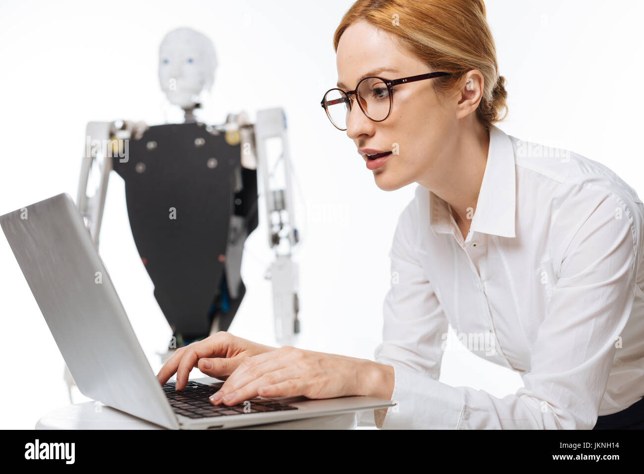 Focalizzato ammirevole scienziato usando il suo computer portatile Foto Stock