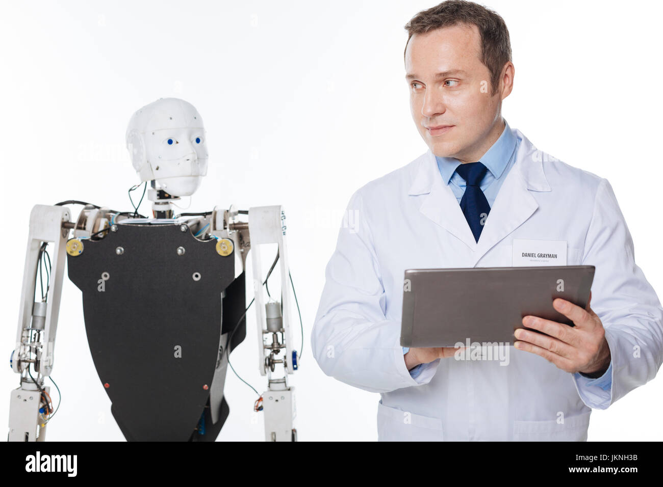 Esperto scienziato curioso utilizzando i suoi gadget mentre si esegue un esperimento Foto Stock