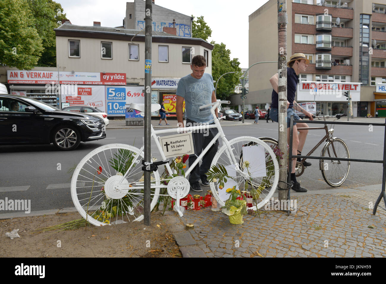 Mente ruota, Hermannstrasse, Neukoelln, Berlino, Germania, Geisterrad, Deutschland Foto Stock