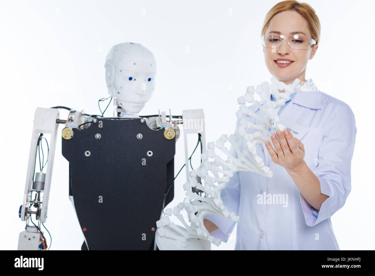 Ambizioso scienziato creativo sperimentando con concetti Foto Stock