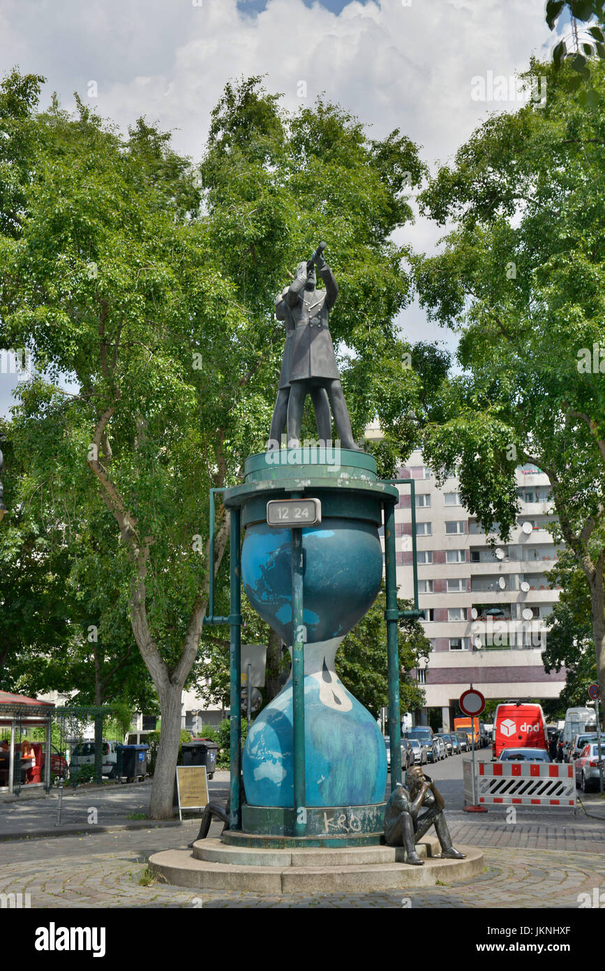 Monumento ?'Doppelter Admiral', Admiralstrasse, Krizevac, Berlino, Germania, Denkmal 'Doppelter Admiral', Kreuzberg, Deutschland Foto Stock