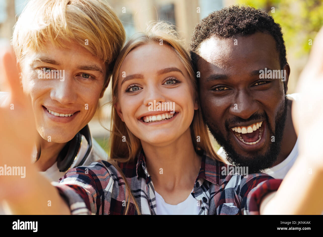 Bella ragazza ispirato avente un grande giorno in compagnia di amici Foto Stock