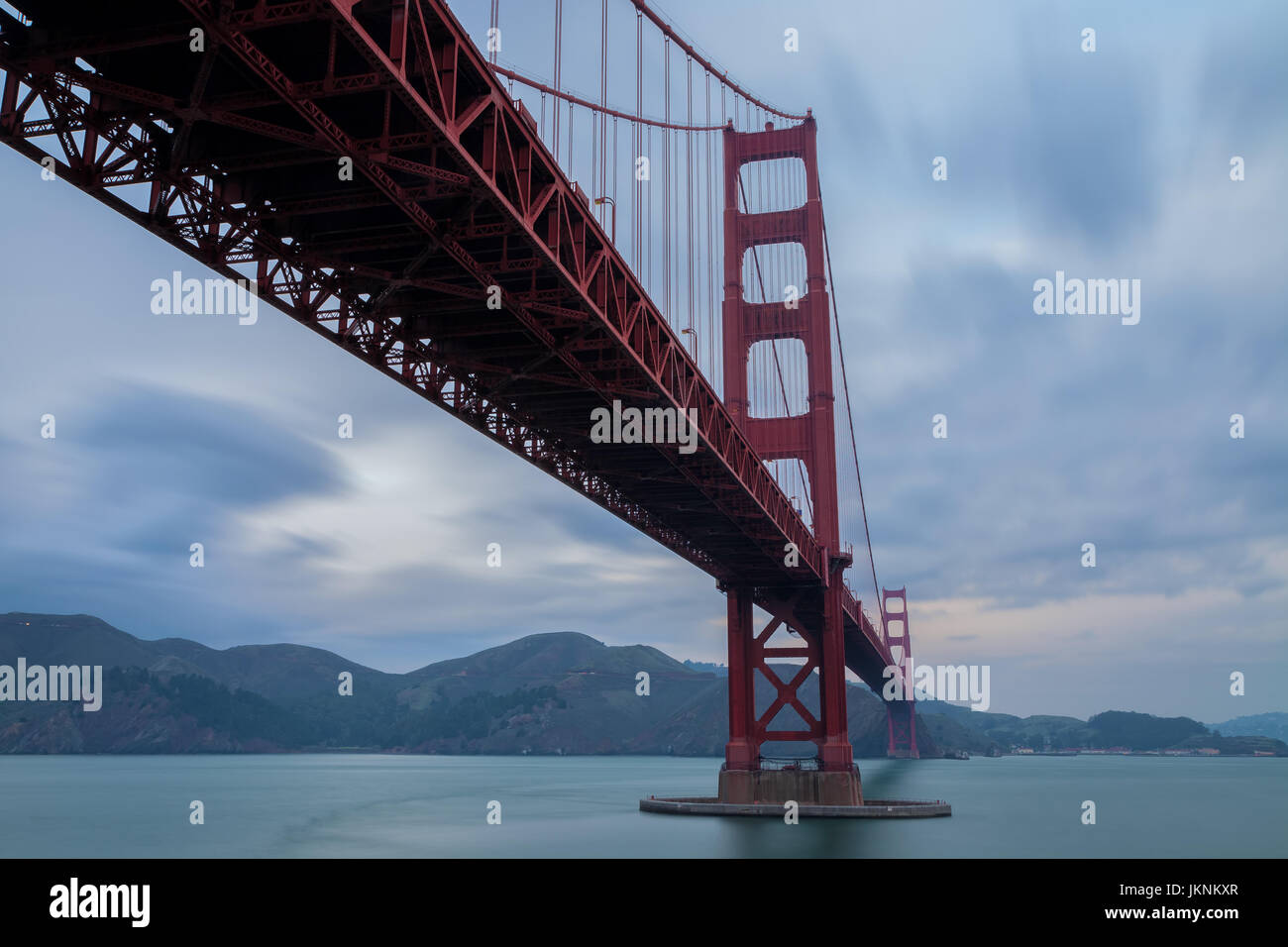 L'iconico Golden Gate Bridge a San Francisco, Stati Uniti d'America, al tramonto Foto Stock L'iconico Golden Gate Bridge a San Francisco, Stati Uniti d'America, al tramonto Foto Stock