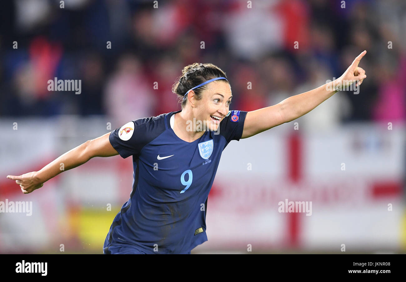 L'Inghilterra del Jodie Taylor cheers oltre il suo punteggio 2-0 durante le donne del Campionato Europeo fase preliminare, gruppo D, match tra Inghilterra e Spagna nella Rat Verlegh Stadium di Breda, Paesi Bassi, 23 luglio 2017. Foto: Carmen Jaspersen/dpa Foto Stock